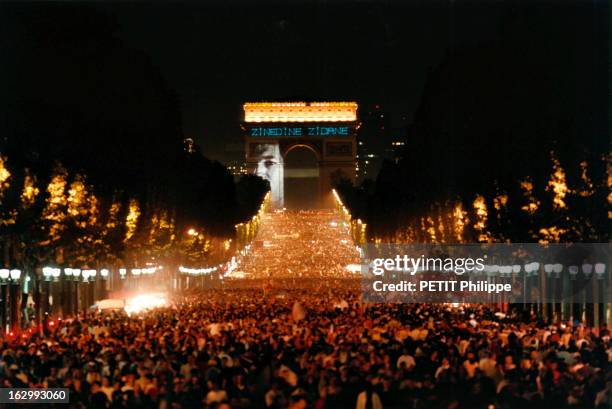 The World Cup Soccer 1998 Won By France. Mondial de football 1998. Saint-Denis - 12 juillet 1998 - L'équipe de France remporte la finale contre le...