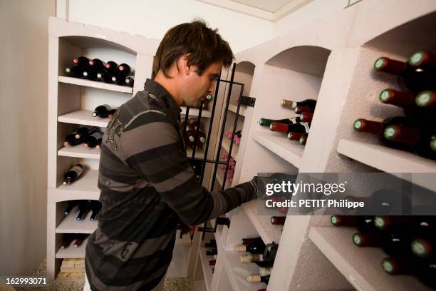 Rendezvous With Fabrice Santoro. Dans sa maison de CONFIGNON en Suisse, Fabrice SANTORO choisit dans sa cave à vin une bouteille pour un dîner.