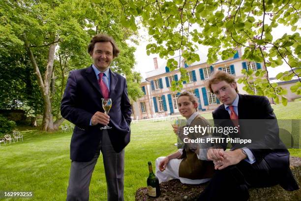 Pierre-Emmanuel Taittinger. Dans le parc du château de la Marquetterie, à Pierry, près d'Epernay, Pierre-Emmanuel TAITTINGER, 54 ans, directeur...