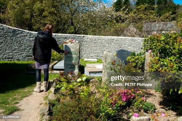 Rendezvous With Granddaughter Of Jacques Prevert. Mardi 4 mai 2010, cimetière d'Omonville-la-Petite, fin de matinée, Eugénie BACHELOT-PREVERT se...