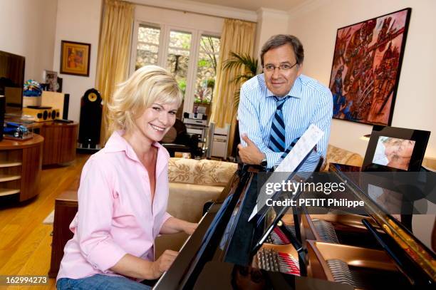 Catherine Falgayrac And Her Husband Nonce Paolini At Home In Paris. Paris, jeudi 27 mai 2010 : Catherine FALGAYRAC, 48 ans, et son mari Nonce...