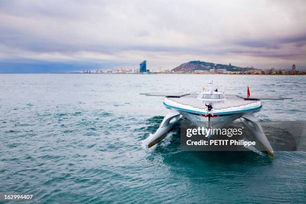 The Solar Energy Boat 'Planetsolar' In The Bay Of Barcelona: Last Test Before Starting The World Tour. C'est le plus grand bateau fonctionnant à...