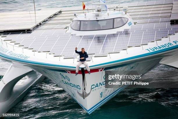 The Solar Energy Boat 'Planetsolar' In The Bay Of Barcelona: Last Test Before Starting The World Tour. C'est le plus grand bateau fonctionnant à...