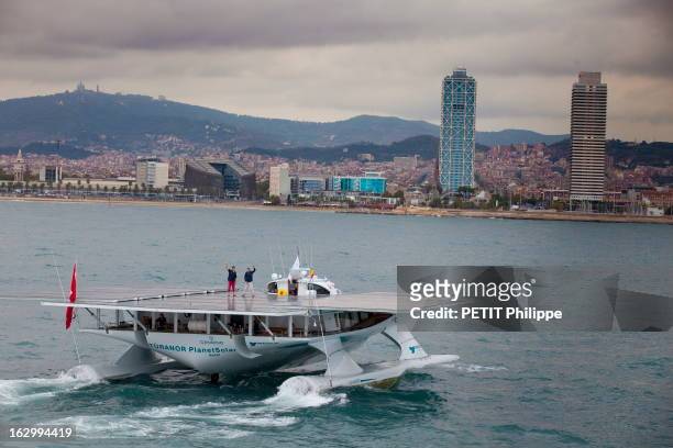 The Solar Energy Boat 'Planetsolar' In The Bay Of Barcelona: Last Test Before Starting The World Tour. C'est le plus grand bateau fonctionnant à...
