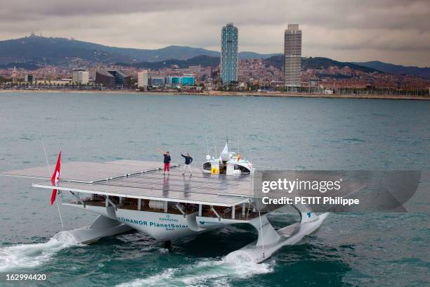 The Solar Energy Boat 'Planetsolar' In The Bay Of Barcelona: Last Test Before Starting The World Tour. C'est le plus grand bateau fonctionnant à...