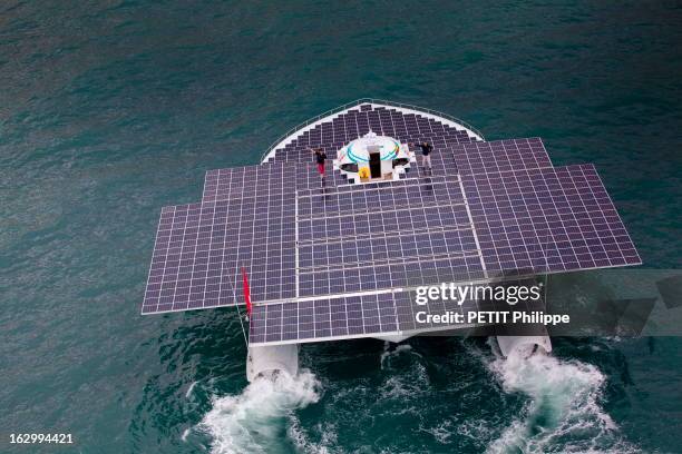 The Solar Energy Boat 'Planetsolar' In The Bay Of Barcelona: Last Test Before Starting The World Tour. C'est le plus grand bateau fonctionnant à...