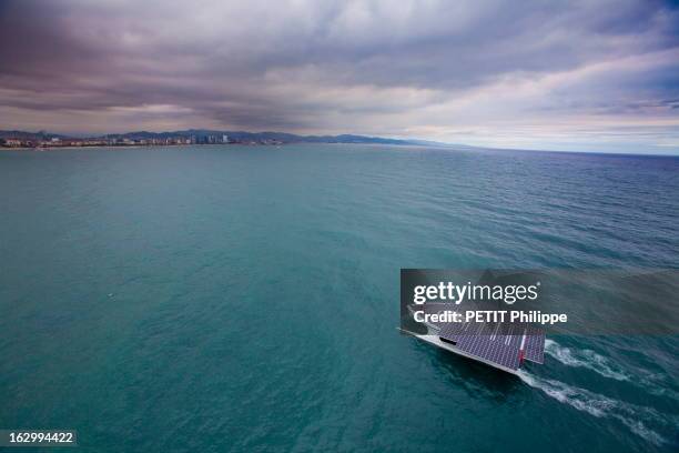 The Solar Energy Boat 'Planetsolar' In The Bay Of Barcelona: Last Test Before Starting The World Tour. C'est le plus grand bateau fonctionnant à...