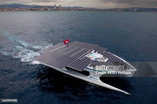 The Solar Energy Boat 'Planetsolar' In The Bay Of Barcelona: Last Test Before Starting The World Tour. C'est le plus grand bateau fonctionnant à...