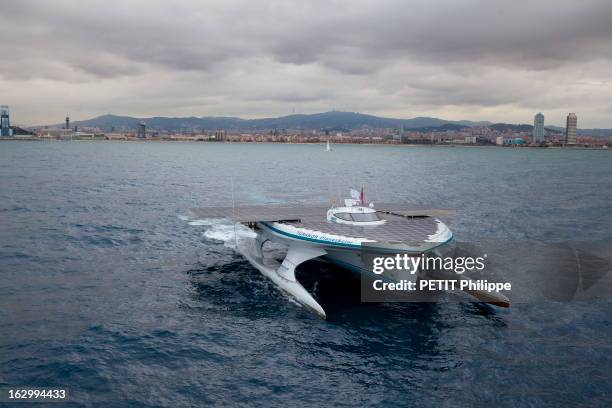 The Solar Energy Boat 'Planetsolar' In The Bay Of Barcelona: Last Test Before Starting The World Tour. C'est le plus grand bateau fonctionnant à...