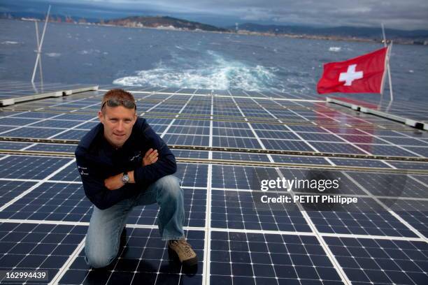 The Solar Energy Boat 'Planetsolar' In The Bay Of Barcelona: Last Test Before Starting The World Tour. C'est le plus grand bateau fonctionnant à...