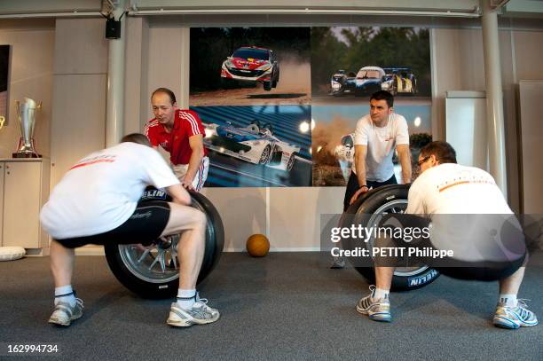Mechanics Of Peugeot Sport Team. Les mécaniciens de l'écurie Peugeot Sport suivent un programme d'entraînement sportif spécifique avec un entraîneur...