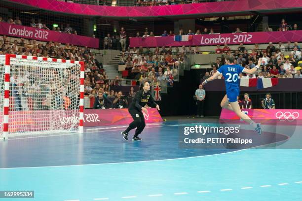 The Xxxth Summer Olympic Games In London 2012: Handball. JO de Londres 2012 - lundi 30 juillet - Match de handball féminin entre la France et...