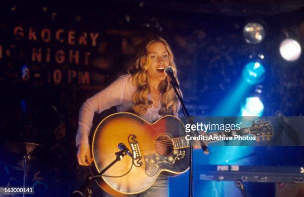 Piper Perabo singing and playing guitar in a scene from the film 'Coyote Ugly', 2000.