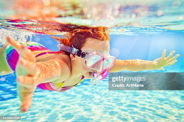 snorkeling underwater - scuba diving girl 個照片及圖片檔