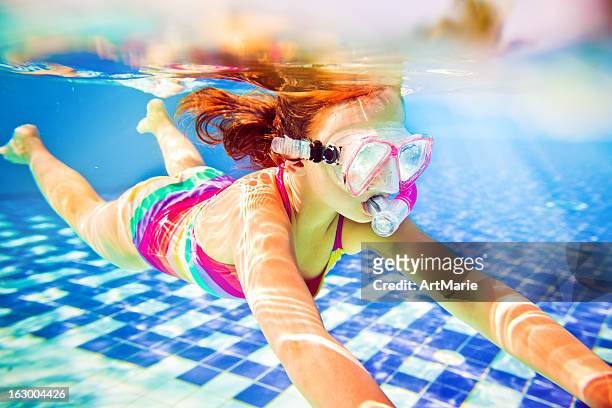 snorkeling underwater - scuba diving girl 個照片及圖片檔