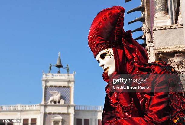 Carnevale di Venezia - Maschera rosso con sullo sfondo la Torre dell'Orologio con i Mori