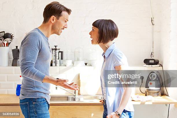 paar eine diskussion, in der küche - streiten stock-fotos und bilder