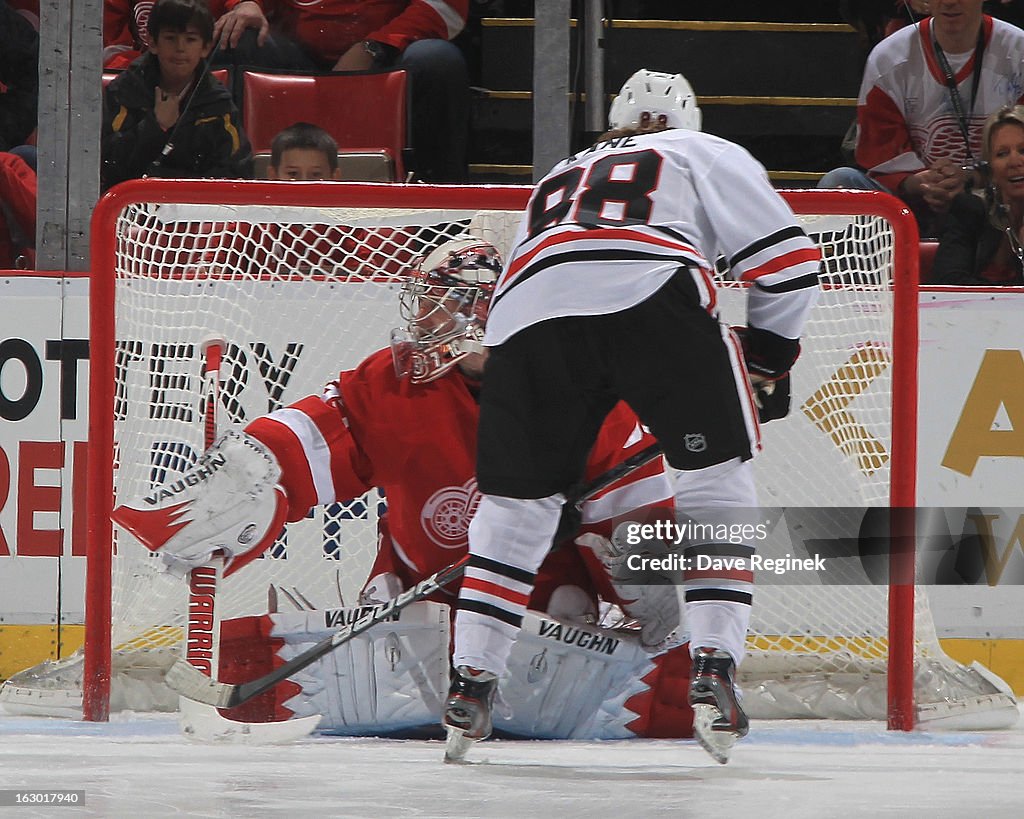 Chicago Blackhawks v Detroit Red Wings