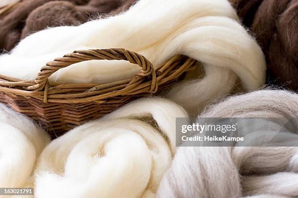 nuevo lana en colores naturales - lana fotografías e imágenes de stock
