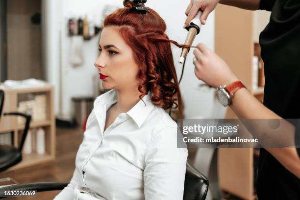 traitement de coiffure dans un salon de beauté professionnel - habilleuse styliste photos et images de collection