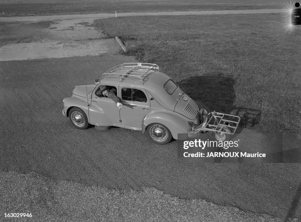 Fernand Raynaud Presents The Accessories Of The Renault 4 Cv. France, octobre 1955 --- Pour le salon de l'auto, Fernand RAYNAUD nous présente les 70...