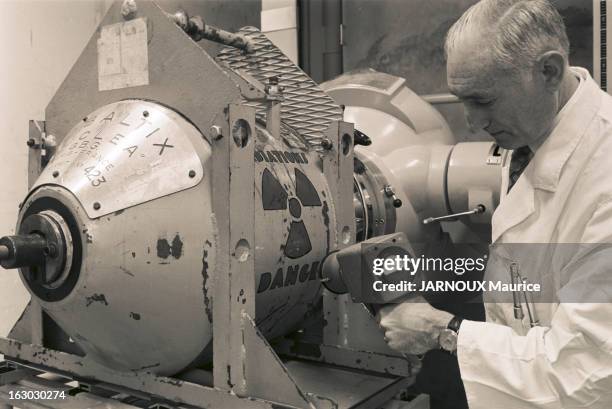 Fighting Cancer - The Cobalt Bomb. Derrière 20cm de vitre au plomb, la bombe au cobalt, arme de l'ère atomique, est en action contre le cancer. Une...