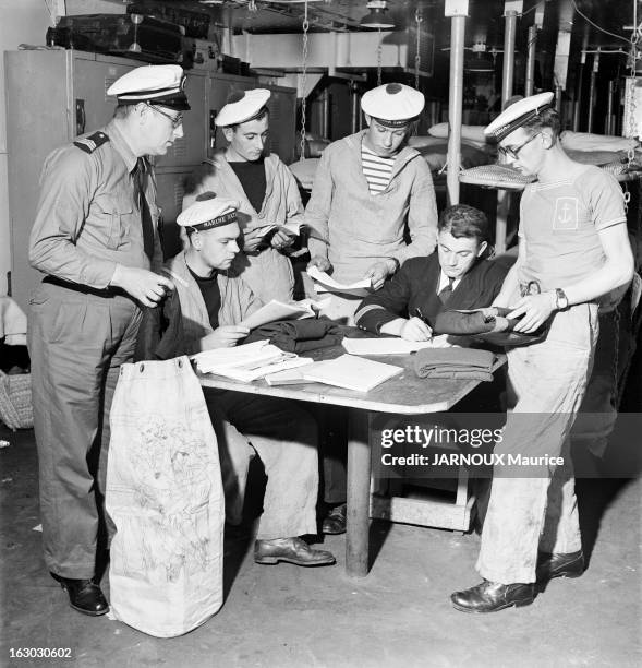 Farewell To Marines Of 'La Sibylle'. L'équipage de l'escorteur 'L'Arabe', au garde à vous, passe devant le point d'immersion su sous-marin/ Obsèques...