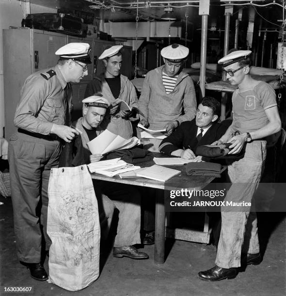 Farewell To Marines Of 'La Sibylle'. L'équipage de l'escorteur 'L'Arabe', au garde à vous, passe devant le point d'immersion su sous-marin/ Obsèques...