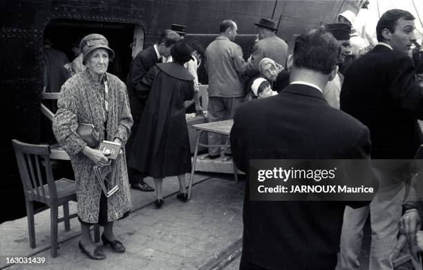 Algerian Returnees. La guerre d'ALGERIE : Mme Marceau, veuve, 84 ans, prête à partir pour la France, seule sur le quai du port d'Alger avec son...