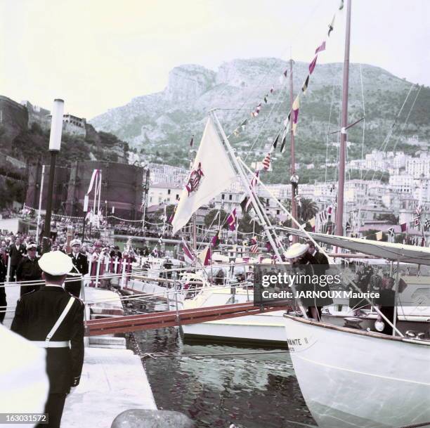 Arrival In Monaco. Arrivée de Grace Kelly à Monaco, accueillie par le prince Rainier venu au devant d'elle sur son yacht le 'Deo Juvante' : Grace...