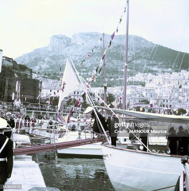 Arrival In Monaco. Arrivée de Grace Kelly à Monaco, accueillie par le prince Rainier venu au devant d'elle sur son yacht le 'Deo Juvante' : Grace...