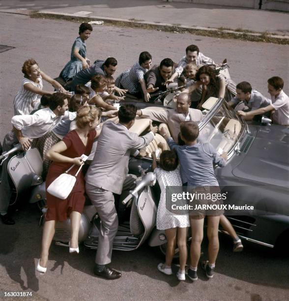 Fangio Retires. Le coureur argentin Juan Manuel FANGIO, quintuple champion du monde des conducteurs, abandonne la compétition à 47 ans. Le héros des...