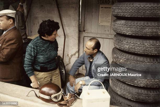 The Acf Automobile Grand Prix Of France In Reims In 1957. Le coureur argentin Juan Manuel FANGIO dans les stands avec son épouse Beba, lors du Grand...