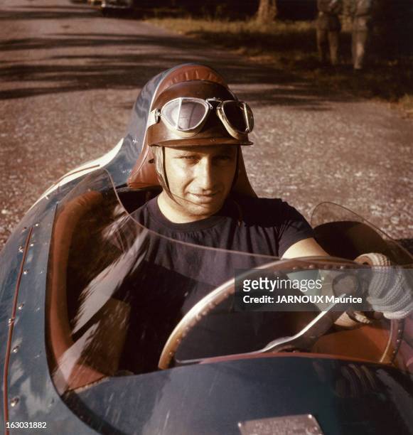 Fangio Retires. Le coureur argentin Juan Manuel FANGIO, quintuple champion du monde des conducteurs, abandonne la compétition à 47 ans : revêtu de...