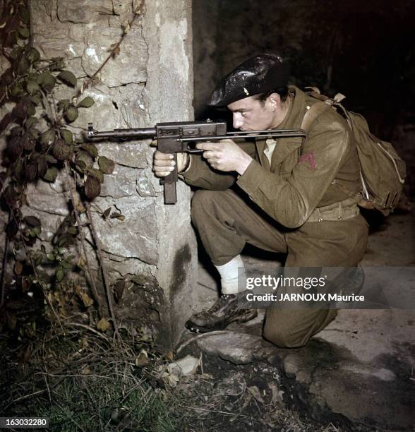 The New Weapons Of French Army. L'armée française stationnée en Allemagne, à Idar Obenstein, avril 1951 : présentation des prototypes de nouvelles...