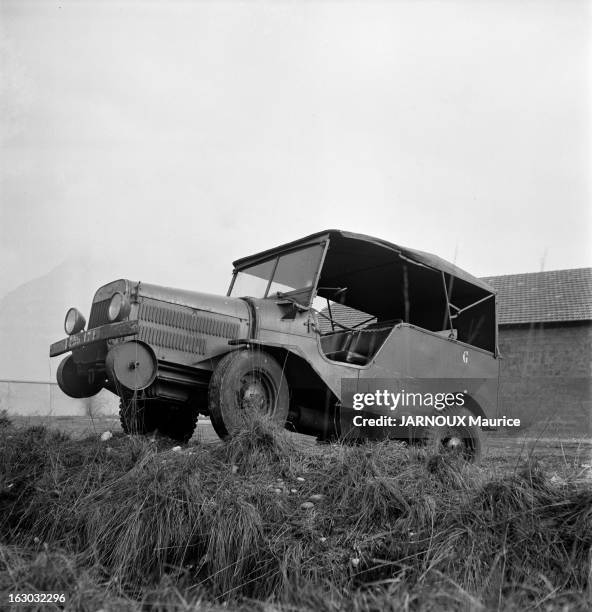 The New Weapons Of French Army. L'armée française stationnée en Allemagne, à Idar Obenstein, avril 1951 : présentation des prototypes de nouvelles...