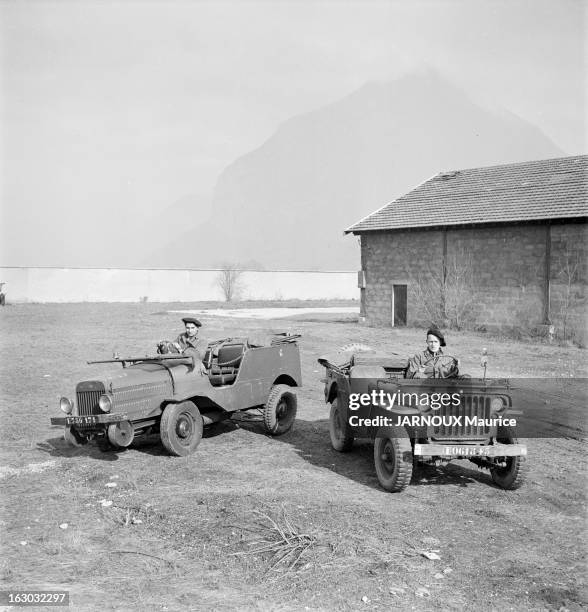 The New Weapons Of French Army. L'armée française stationnée en Allemagne, à Idar Obenstein, avril 1951 : présentation des prototypes de nouvelles...