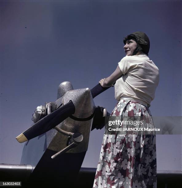 Illustration Female Pilots. En France, dans les années 50, photos d'illustration de femmes pilotes. Femme vêtue d'une jupe longue fleurie, d'un...