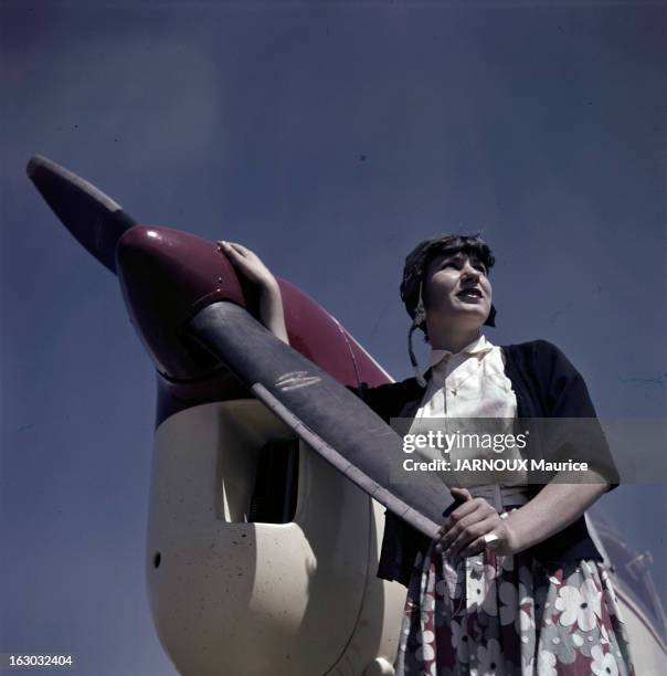 Illustration Female Pilots. En France, dans les années 50, photos d'illustration de femmes pilotes. Femme vêtue d'une jupe longue fleurie, d'un gilet...