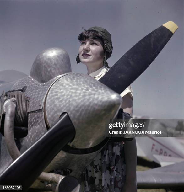 Illustration Female Pilots. En France, dans les années 50, photos d'illustration de femmes pilotes. Femme vêtue d'une jupe longue fleurie, d'un...