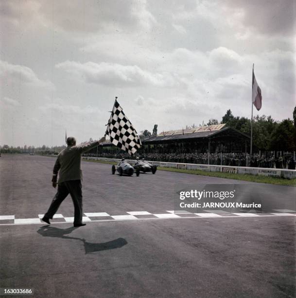 Formula 1 Race At The Monza Circuit. Dans trentes secondes le départ. Drapeau bleu: une voiture concurrente s'apprête à vous doubler, laissez lui le...