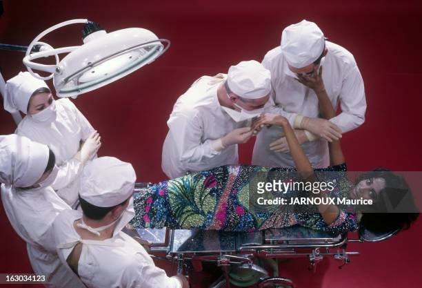 Model Donyale Luna . En février 1966, la mannequin afro-américaine Donyale Luna allongée sur une table d'opération entourée de 'chirurgiens' en...