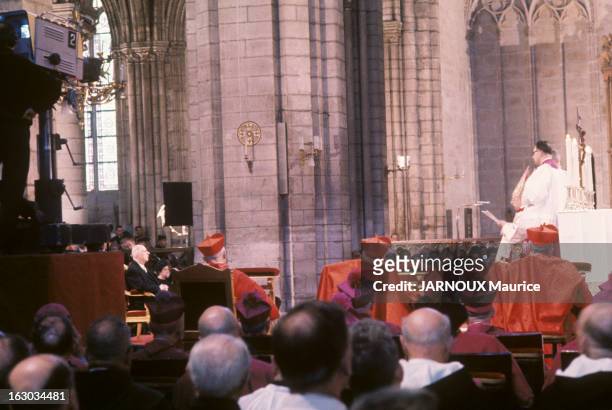 800Th Anniversary Of The Cathedral Notre Dame De Paris. En France, à Paris, le 31 mai 1964, le général Charles DE GAULLE assiste à la messe...