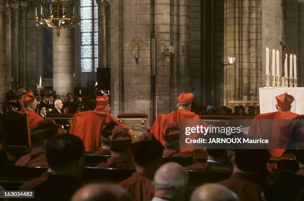 800Th Anniversary Of The Cathedral Notre Dame De Paris. En France, à Paris, le 31 mai 1964, le général Charles DE GAULLE assiste à la messe...