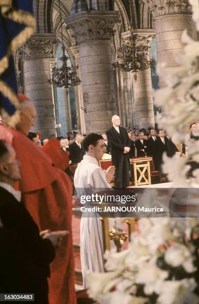 800Th Anniversary Of The Cathedral Notre Dame De Paris. En France, à Paris, le 31 mai 1964, le général Charles DE GAULLE assiste à la messe...