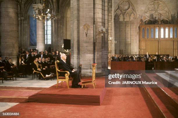 800Th Anniversary Of The Cathedral Notre Dame De Paris. En France, à Paris, le 31 mai 1964, le général Charles DE GAULLE assiste à la messe...