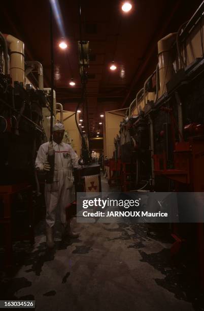 Nuclear Sites In France. En France, en 1963, Différents sites nucléaires, centres d'études et de Recherches du CEA : Personnel en combinaison de...