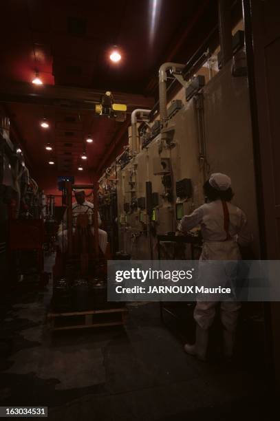 Nuclear Sites In France. En France, en 1963, Différents sites nucléaires, centres d'études et de Recherches du CEA : Personnel en combinaison de...