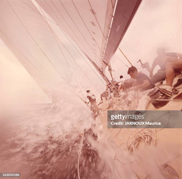 Marine Sailboat. En France, en juillet 1963, reportage sur la voile, le nouveau sport des français. En pleine mer, à bord d'un voilier, le...