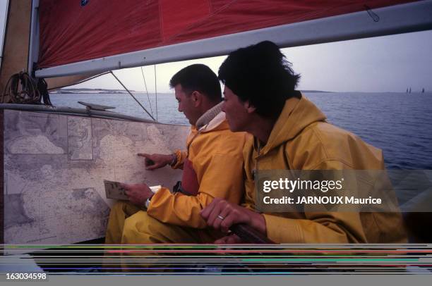 Marine Sailboat. En France, en juillet 1963, reportage sur la voile, le nouveau sport des français. En pleine mer, deux marins en cirés jaunes à bord...